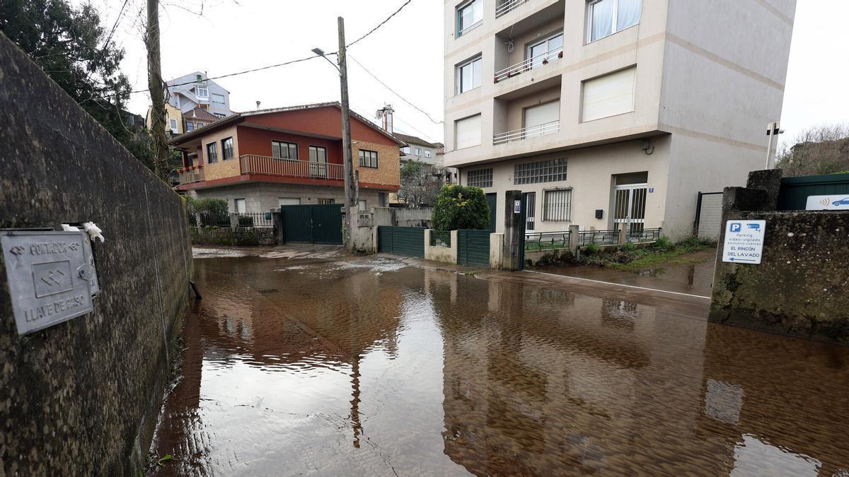 Balsa de agua tras una inundación de la Rúa do Santo, en Placeres, debido al temporal.