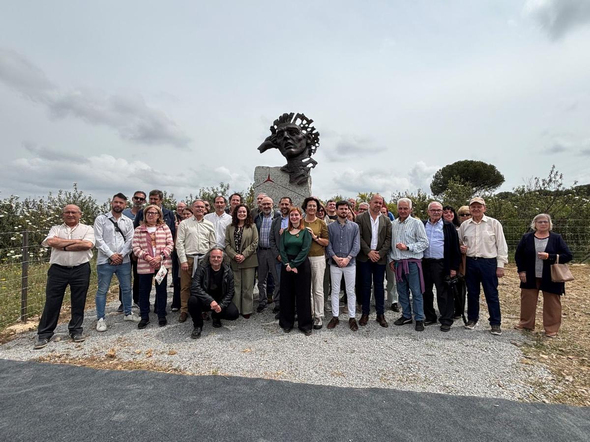 Participantes en la inauguración de la escultura en homenaje a los brigadistas que lucharon en Los Pedroches.