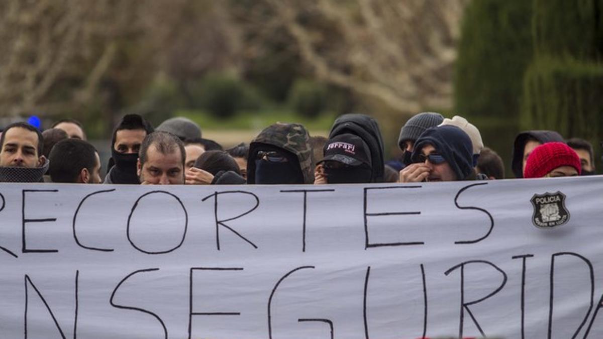 Protesta de agentes de los Mossos d'Esquadra ante el Parlament, este miércoles.