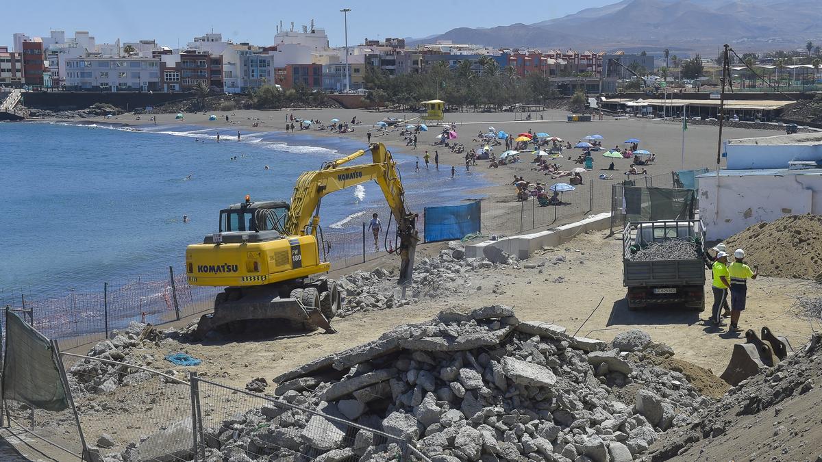 Derribo del muro junto al muelle para el acceso a la playa de Melenara, en la calle Luis Morote .