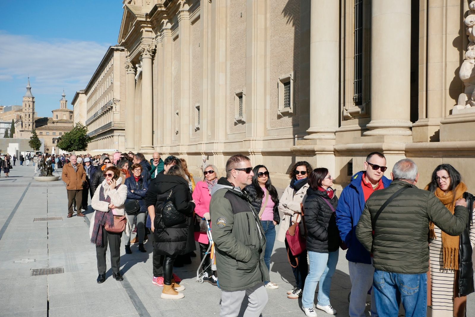 En imágenes | La fiebre por las medidas 'cachirulo' de la Virgen deja una larga fila en la Plaza del Pilar