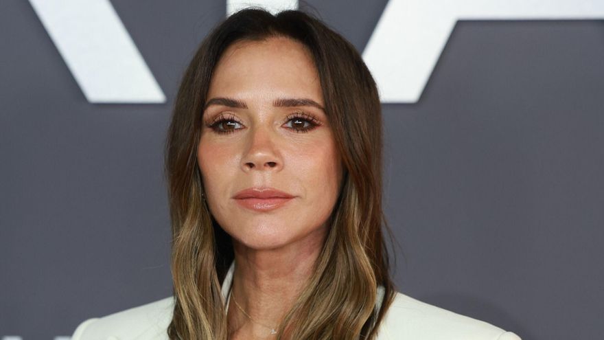 Victoria Beckham, lapidario de una diseñadora pija: "Sonrío -¡que sí sonrío!- del lado izquierdo, del derecho parezco enferma"