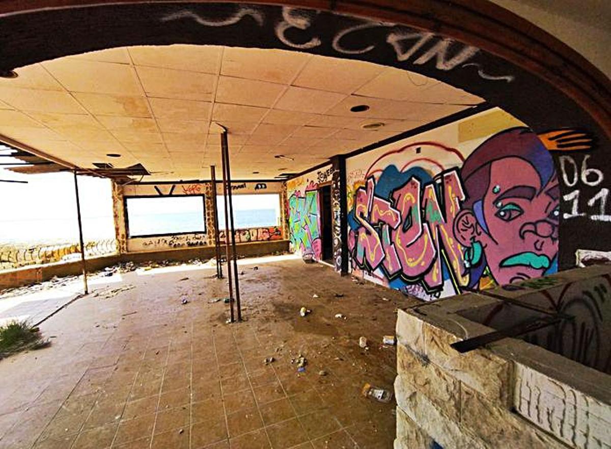 La cochambre se apodera de Puerto Blanco de Calp