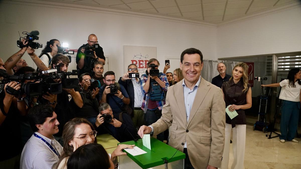 El candidato del PP-A a la reelección al frente de la Junta, Juanma Moreno, ejerce su derecho al voto.
