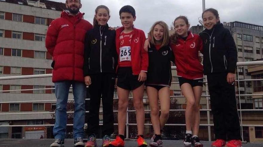 Equipo del Atletismo A Estrada que corrió el Escola de Pontevedra.