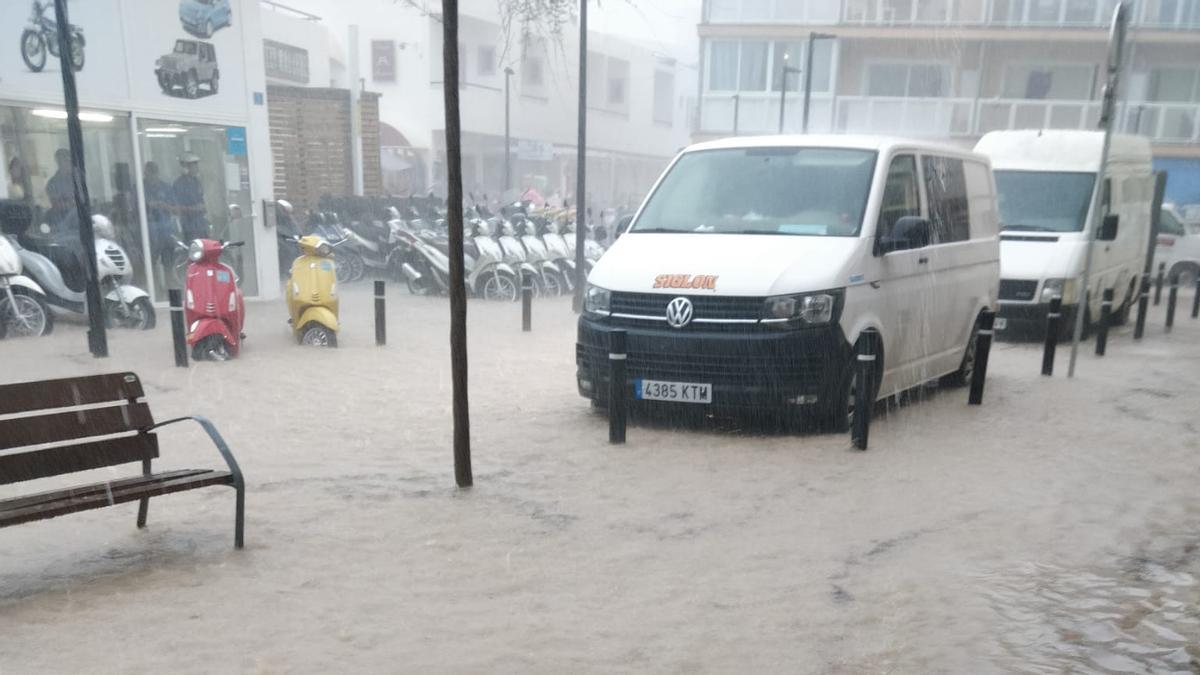 Una de las calles de Formentera inundadas por las lluvias torrenciales