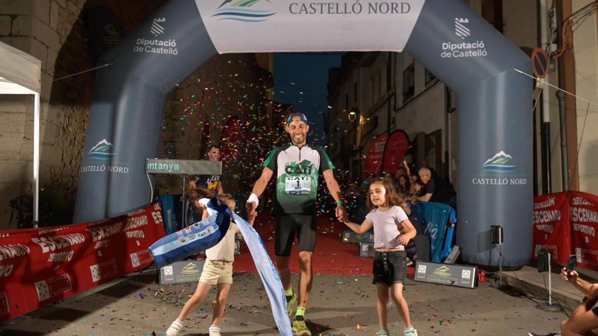 El ganador Javier Medall en su llegada a la meta.