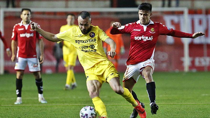 Eloi Amagat i Roger Brugué lluitant una pilota en el duel de la temporada passada.