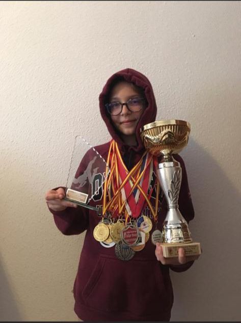 Lucía Orzac con algunos de los premios conseguidos en la pista de baile.