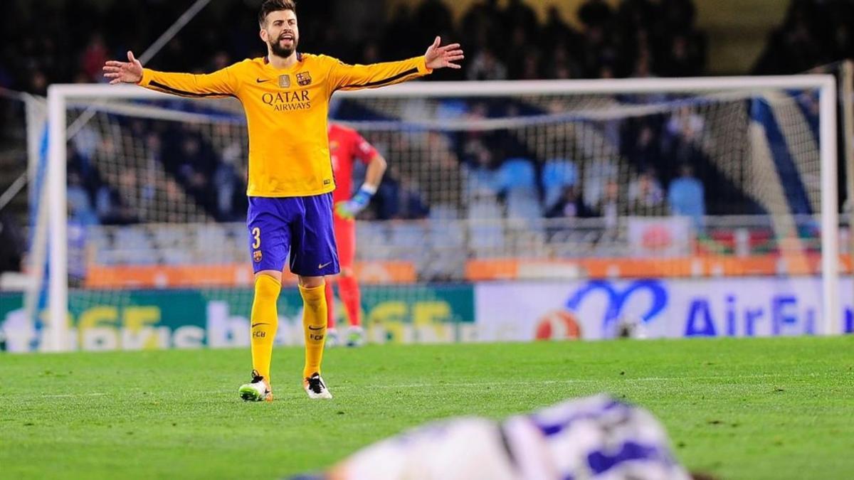 Gerard Piqué, durante el partido del Barça en Anoeta contra la Real Sociedad.