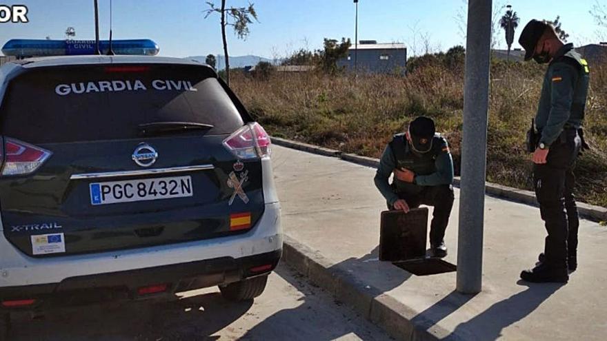 Dos agentes de la Guardia Civil revisan la instalación eléctrica afectada en Sueca. | GUARDIA CIVIL