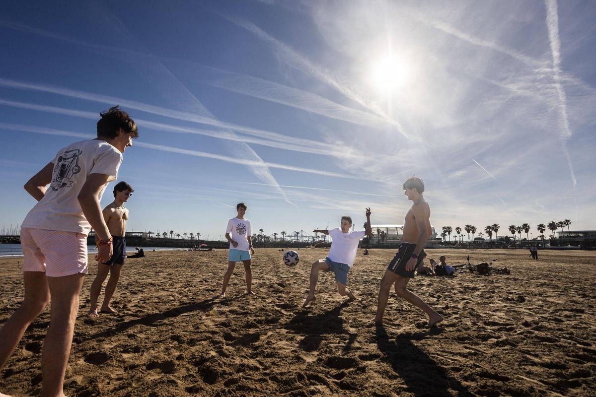 Enero &quot;veraniego&quot; hoy en las playas de València