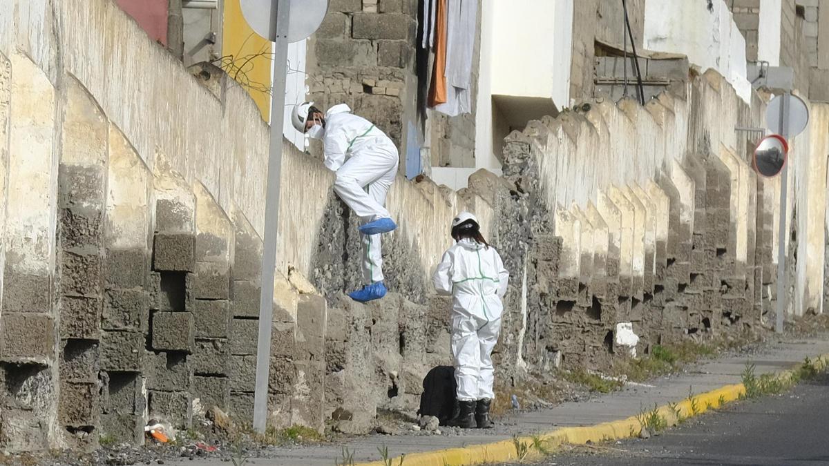 Agentes de la Policía Científica acceden, este miércoles, a la casa okupa donde tuvo lugar la agresión, en La Isleta