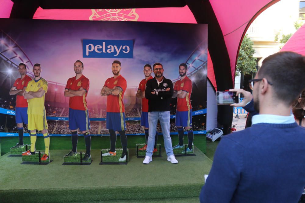 Cientos de aficionados hacen cola durante todo el jueves para fotografiarse con los trofeos de La Roja