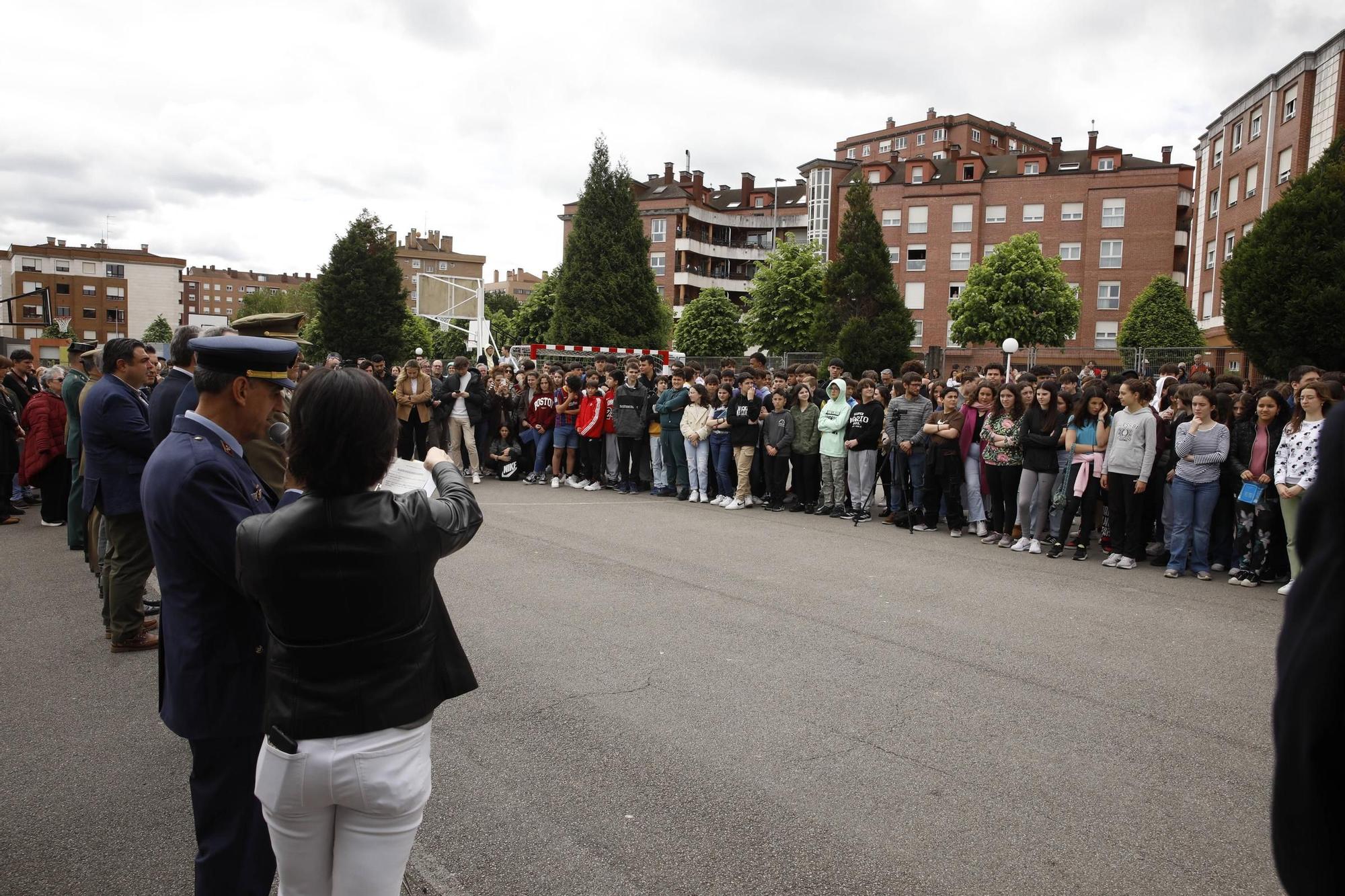 En imágenes: El IES Montevil iza la bandera nacional, un "símbolo de unidad e integridad"