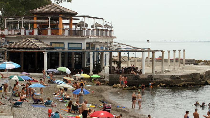 La playa, en primer término con el balneario y otras instalaciones al fondo.