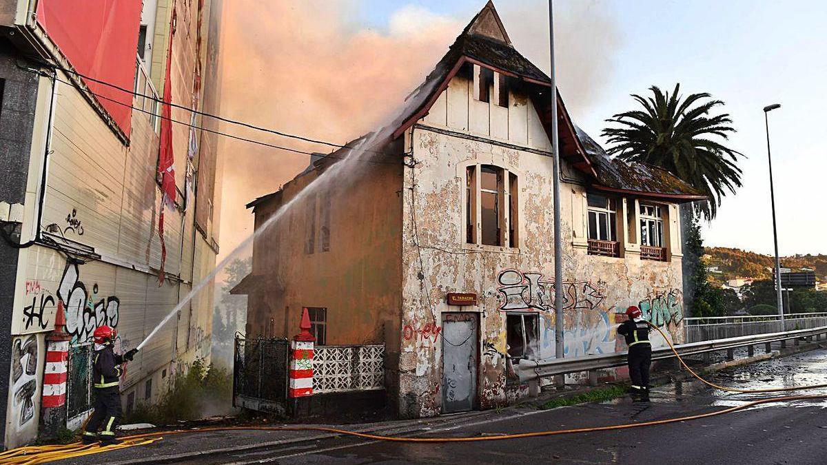 Casa Carnicero, mientras los bomberos sofocaban el incendio, y el edificio vecino.