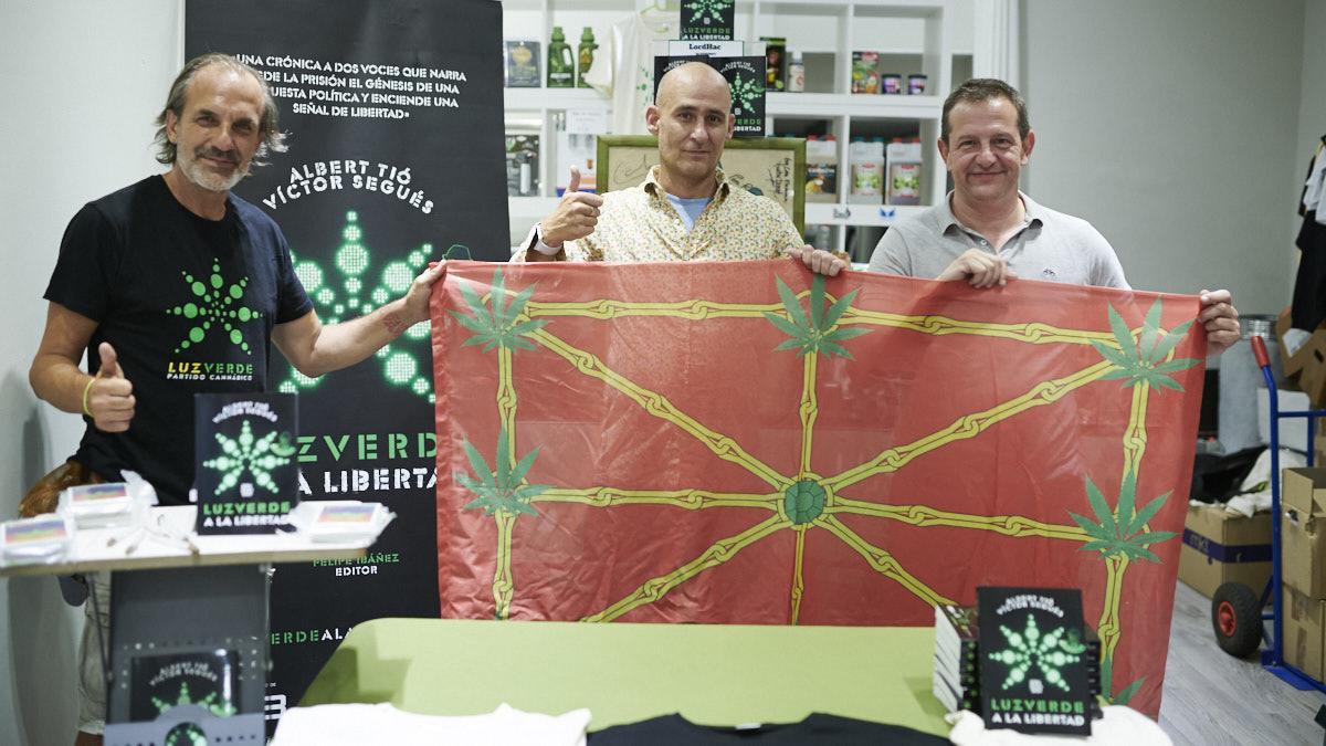 Miembros del Partido Cannábico muestran la bandera de Navarra con hojas de cannabis