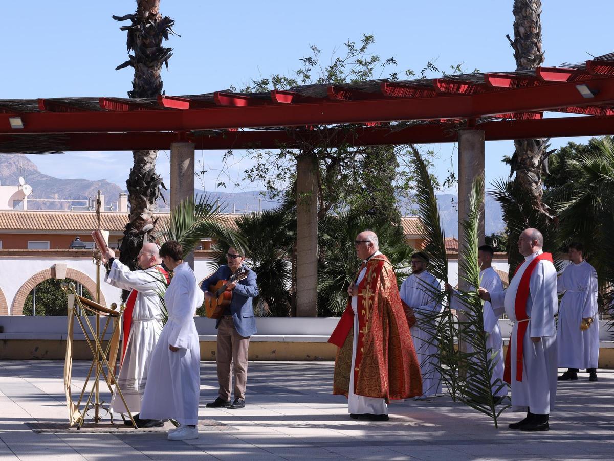 Un momento de la bendición de las palmas del Domingo de Ramos de la parroquia del Buen Pastor de Aspe en el parque de La Coca, 2026.