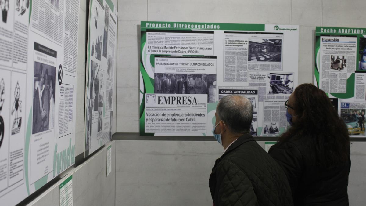 La exposición resume los 50 años de la actividad de Cabra.