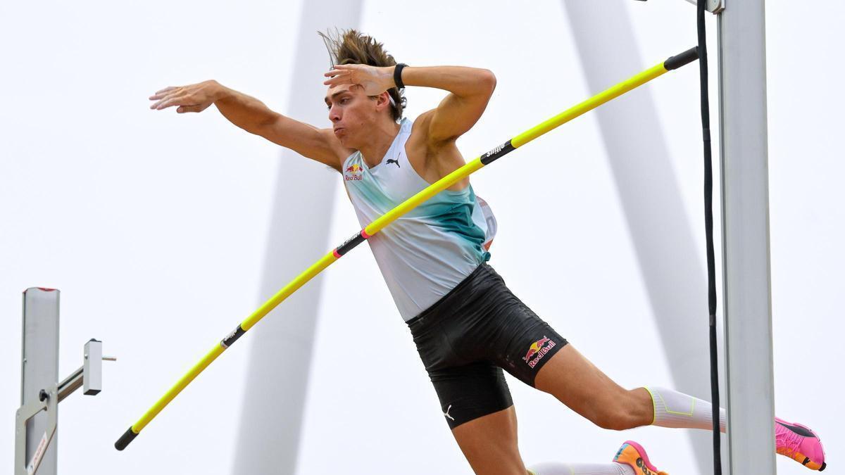 El saltador de pértiga sueco Armand Duplantis en el Memorial István Gyulai, undécima y última etapa del Circuito Continental Oro, en el Centro Nacional de Atletismo de Budapest