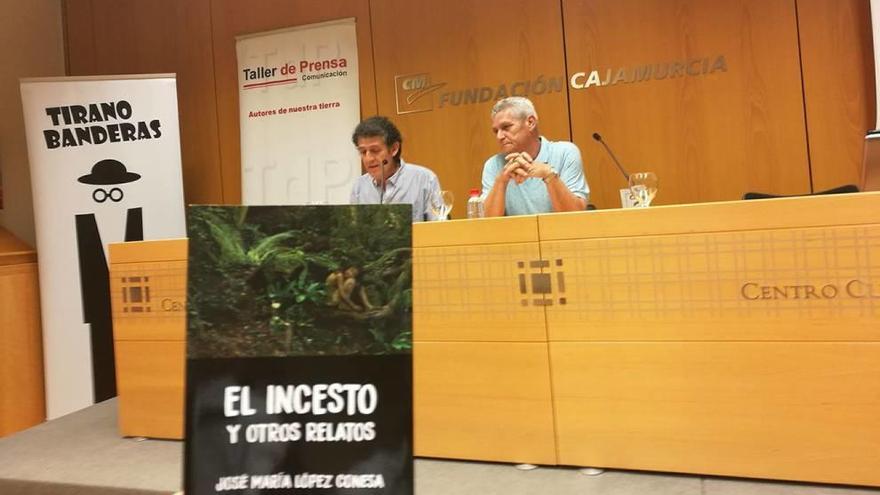 José María López Conesa junto a Paco López Mengual en la presentación del libro.