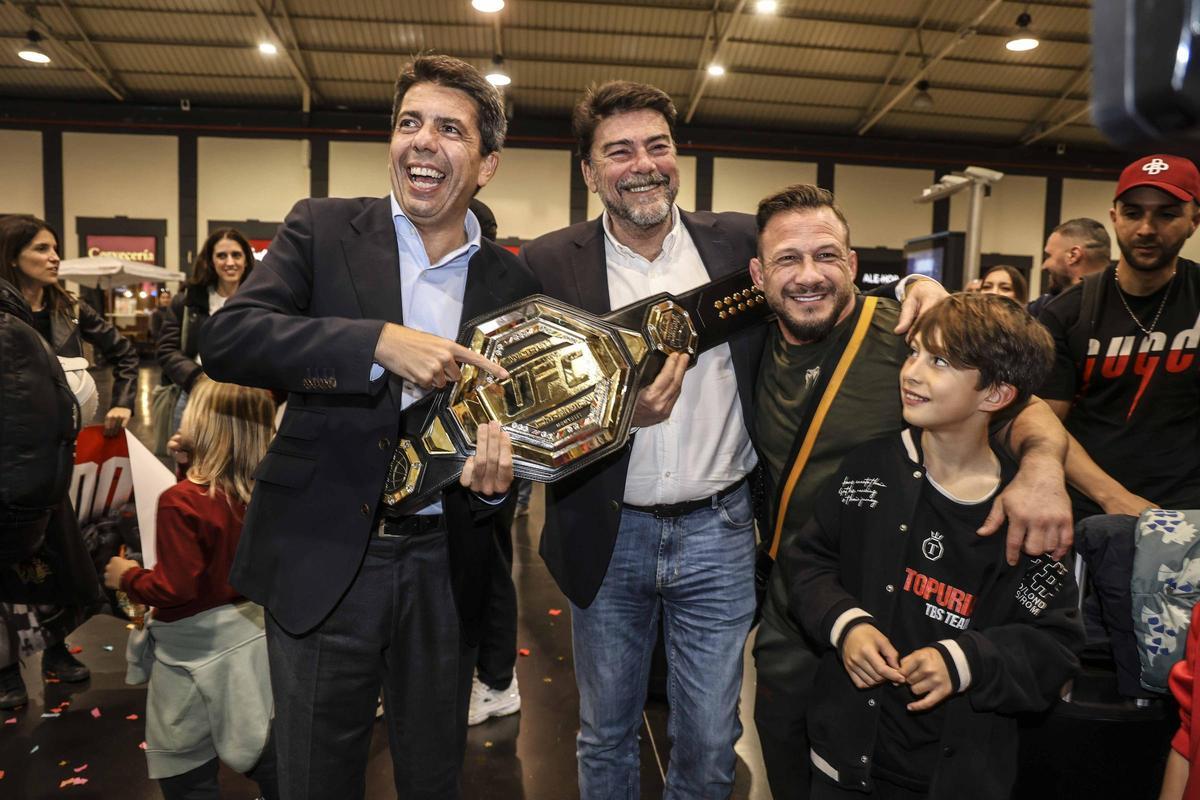 Recibimiento en la estación de tren de Alicante al equipo de Ilia Topuria, campeón de la UFC.