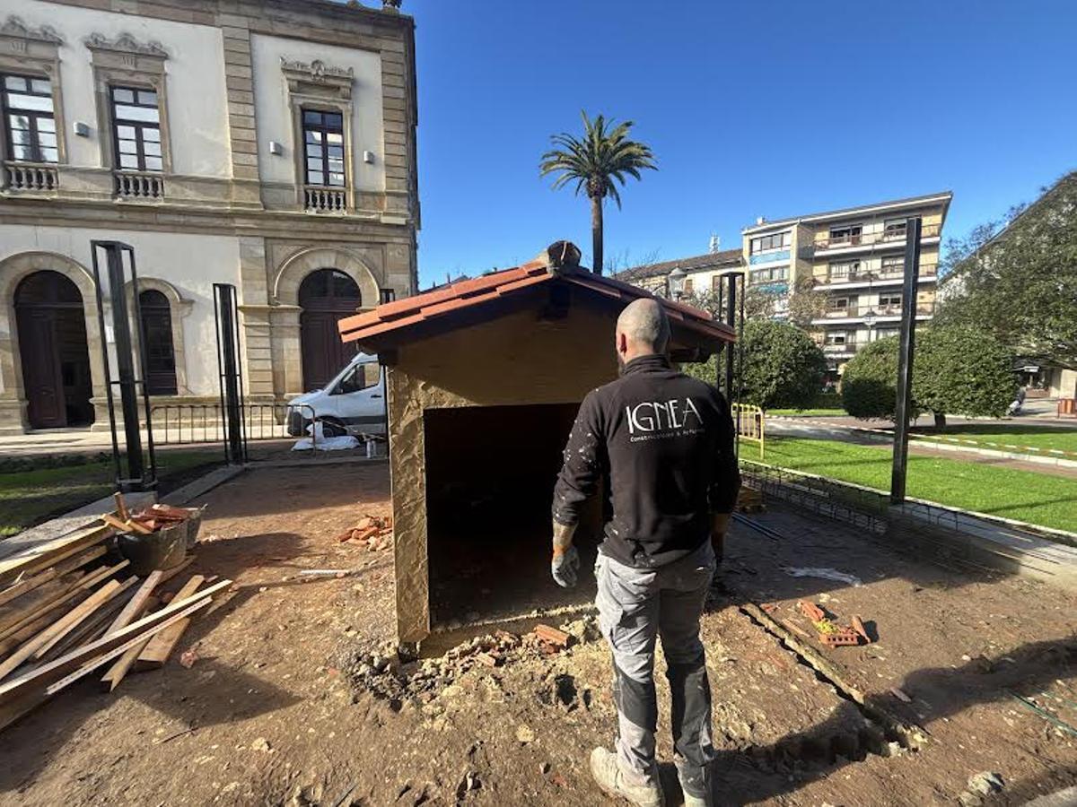 Un operario, en las obras del nuevo aviario.