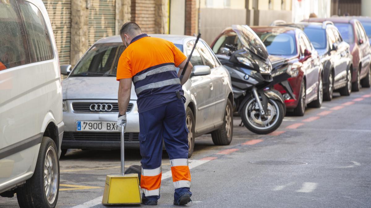 Un barrendero trabaja en una calle del entorno de Carolinas