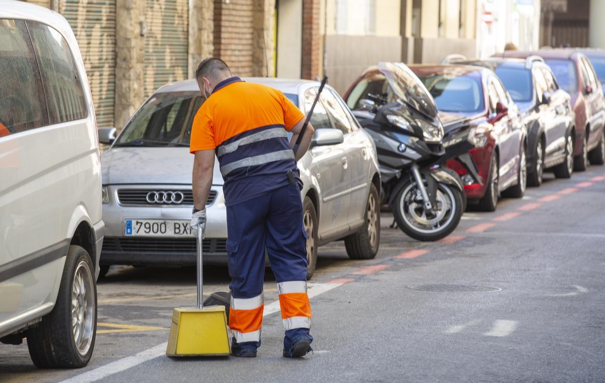Un barrendero trabaja en una calle del entorno de Carolinas