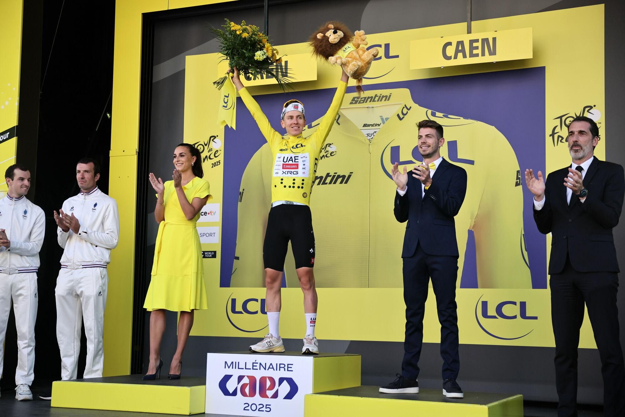 Caen (France), 09/07/2025.- Slovenian rider Tadej Pogacar of UAE Team Emirates XRG celebrates on the podium in his leader yellow jersey after the 5th stage of the Tour de France, an Individual Time Trial (ITT) over 33km in Caen, France, 09 July 2025. (Ciclismo, Francia) EFE/EPA/CHRISTOPHE PETIT TESSON