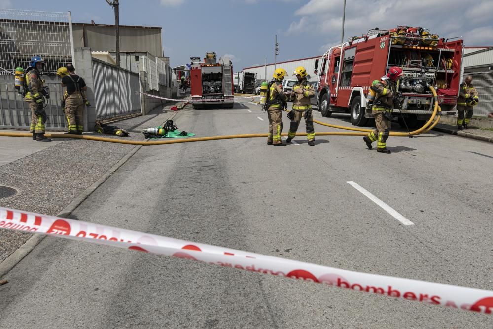 Incendi en una nau industrial de Riudellots