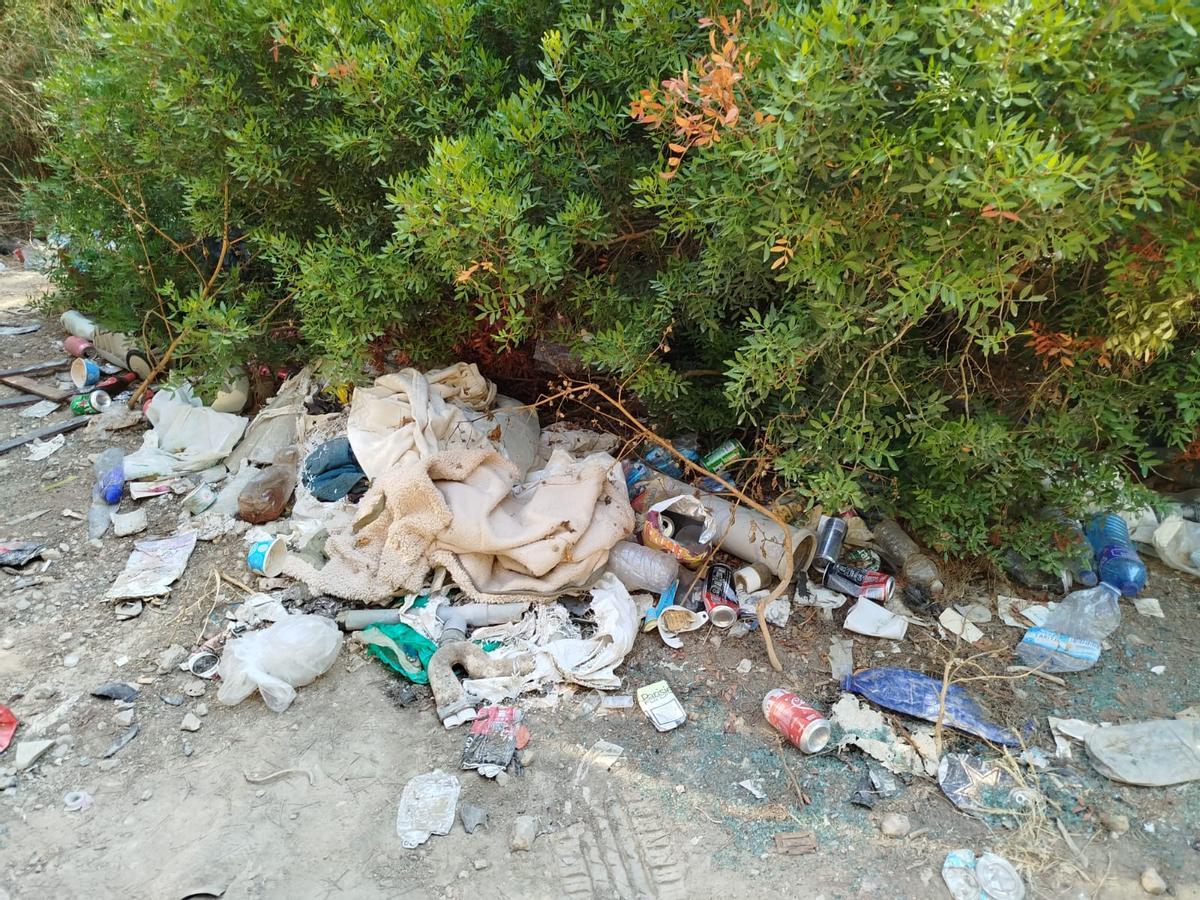 Denuncian suciedad y robos en un aparcamiento público junto a la playa de Cala Major