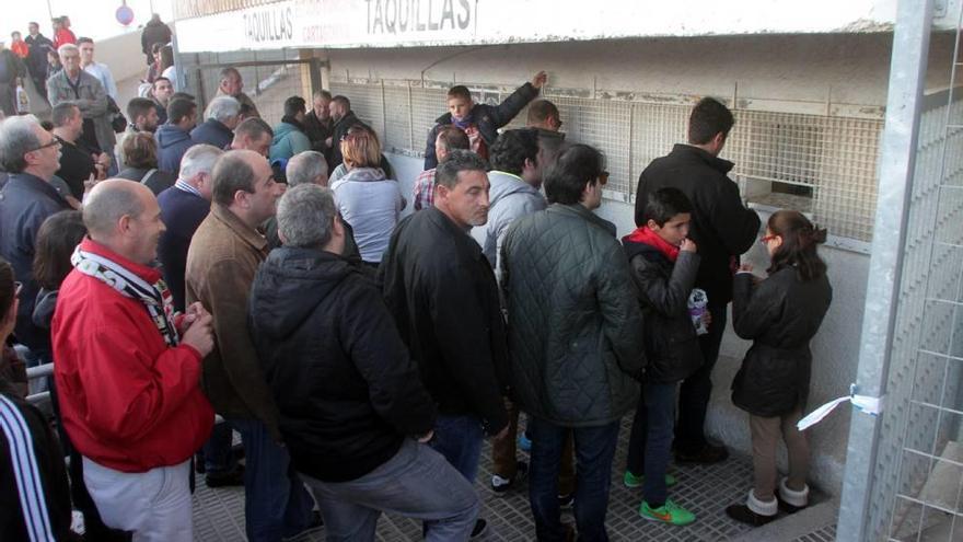 Los aficionados del Cartagena llenan dos autobuses en las primeras horas de venta