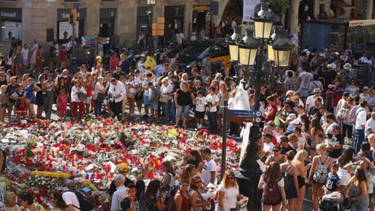 jueves, 16:40 h. una semana después Las ofrendas a las víctimas seguían ayer en el mosaico de Miró, en la Rambla.