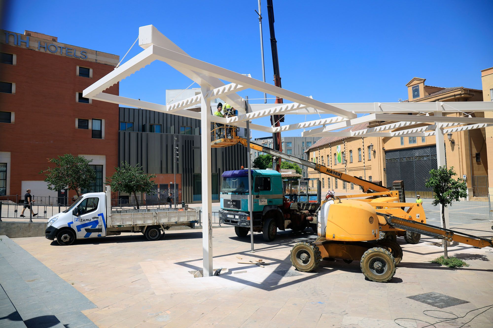 Imagen de los trabajos de desmontaje de la pérgola de Santo Domingo