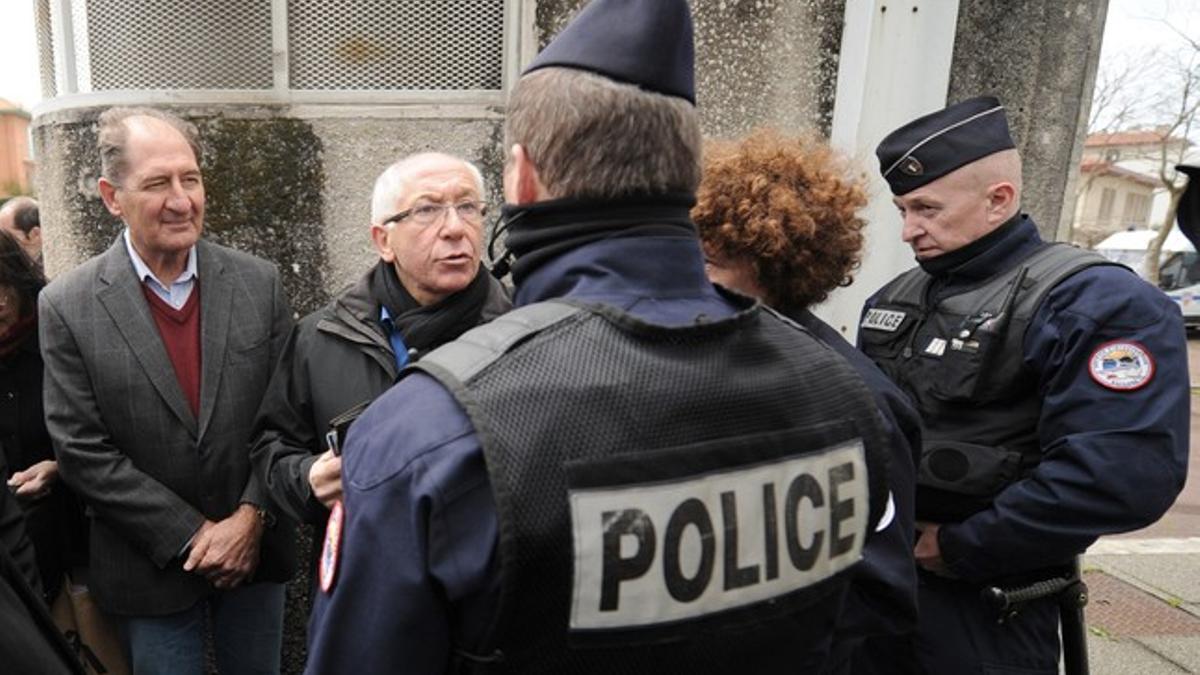 Brian Currin, izquierda, con la policía en Baiona, en su visita mediadora para el fin de ETA.