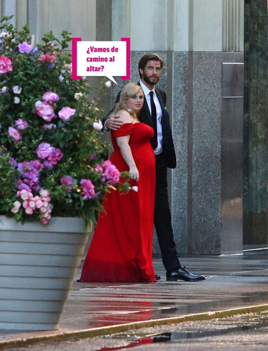 Rebel Wilson con Liam Hemsworth de rodaje