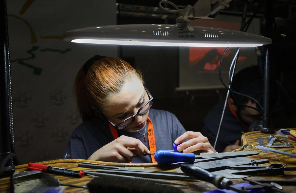 Feria Valencia . 300 estudiantes de FP haciendo pruebas pen la competicion de Skills FP , de donde saldra un equipo valenciano para competir con el resto de comunidades autonomas