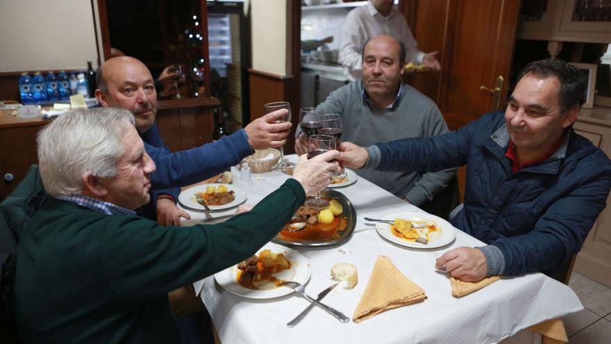 Comensales disfrutando de la richada ayer en el Restaurante París.   | //BERNABÉ/LUCÍA ABELEDO