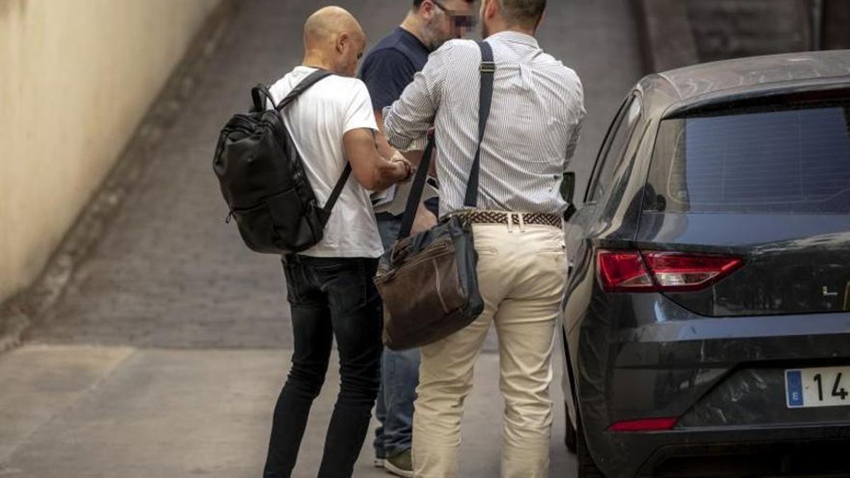 Investigadores de la Policía Judicial de la Guardia Civil, en el juzgado.