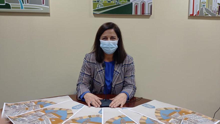 María Barral posa con carteles promocionales de la campaña.