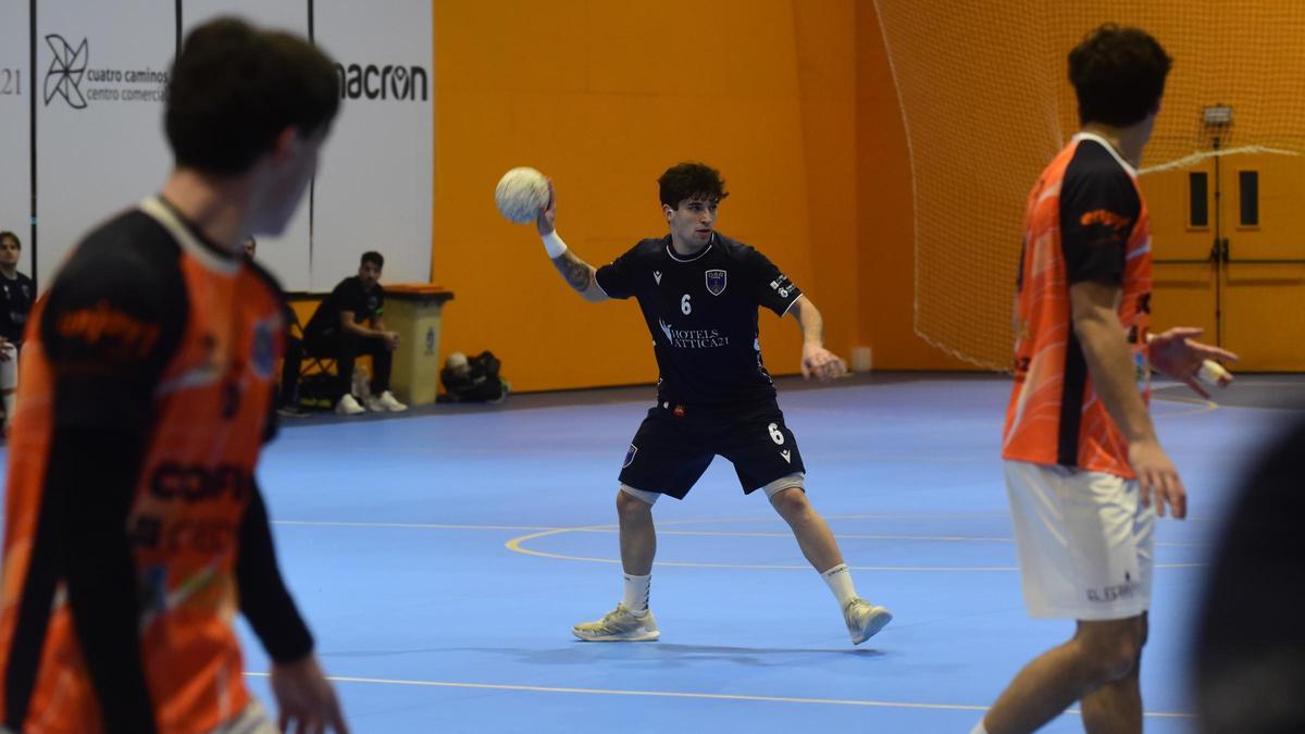 Alberto Roldán busca un pase en el partido frente al Oviedo en San Francisco Javier