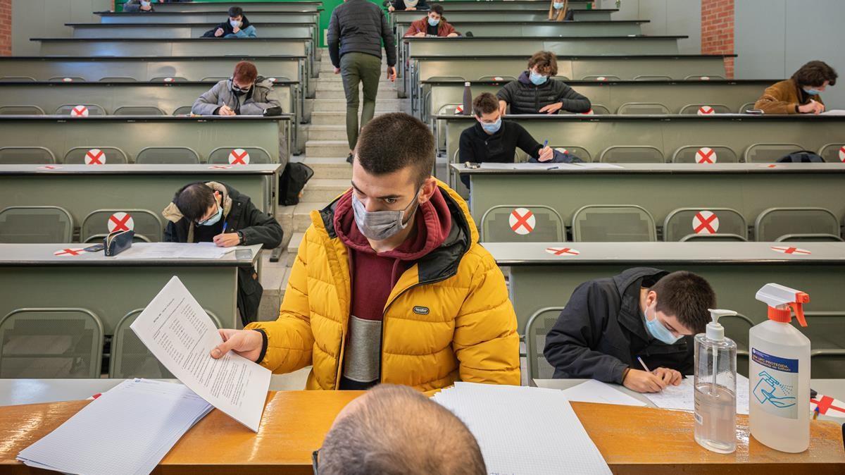 Un alumno entrega su examen en un aula de la Universitat Politècnica de Catalunya (UPC).