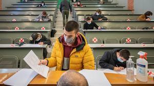 Un alumno entrega su examen en un aula de la Universitat Politècnica de Catalunya (UPC).