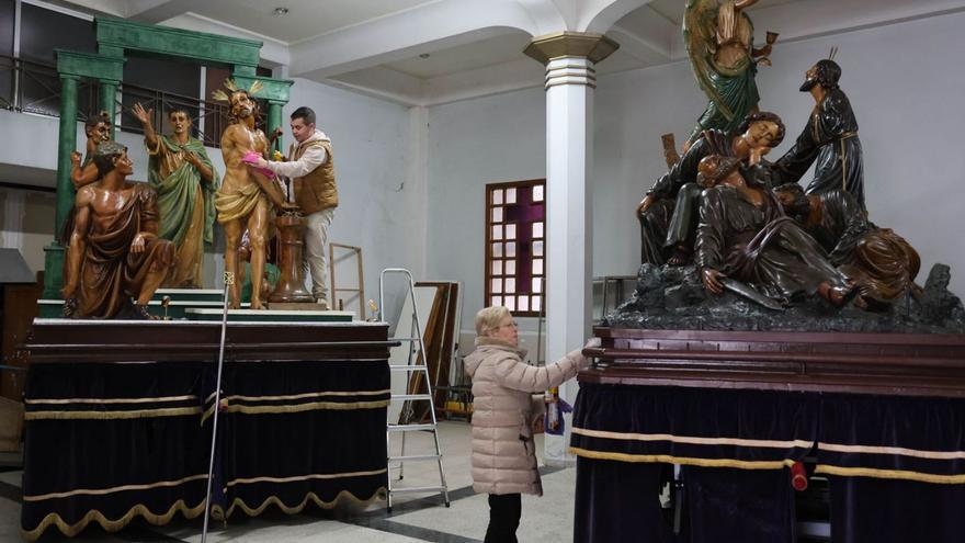 Marcos Fragueiro y María Olivia, ultimando la limpieza de varios pasos para la Semana Santa.