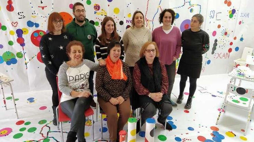 Miembros de la Asociación Adicam y de Avante! en la sala de exposiciones de la Casa da Bola en donde se presentó el nuevo proyecto &quot;Espazo de Benestar&quot;. // FdV