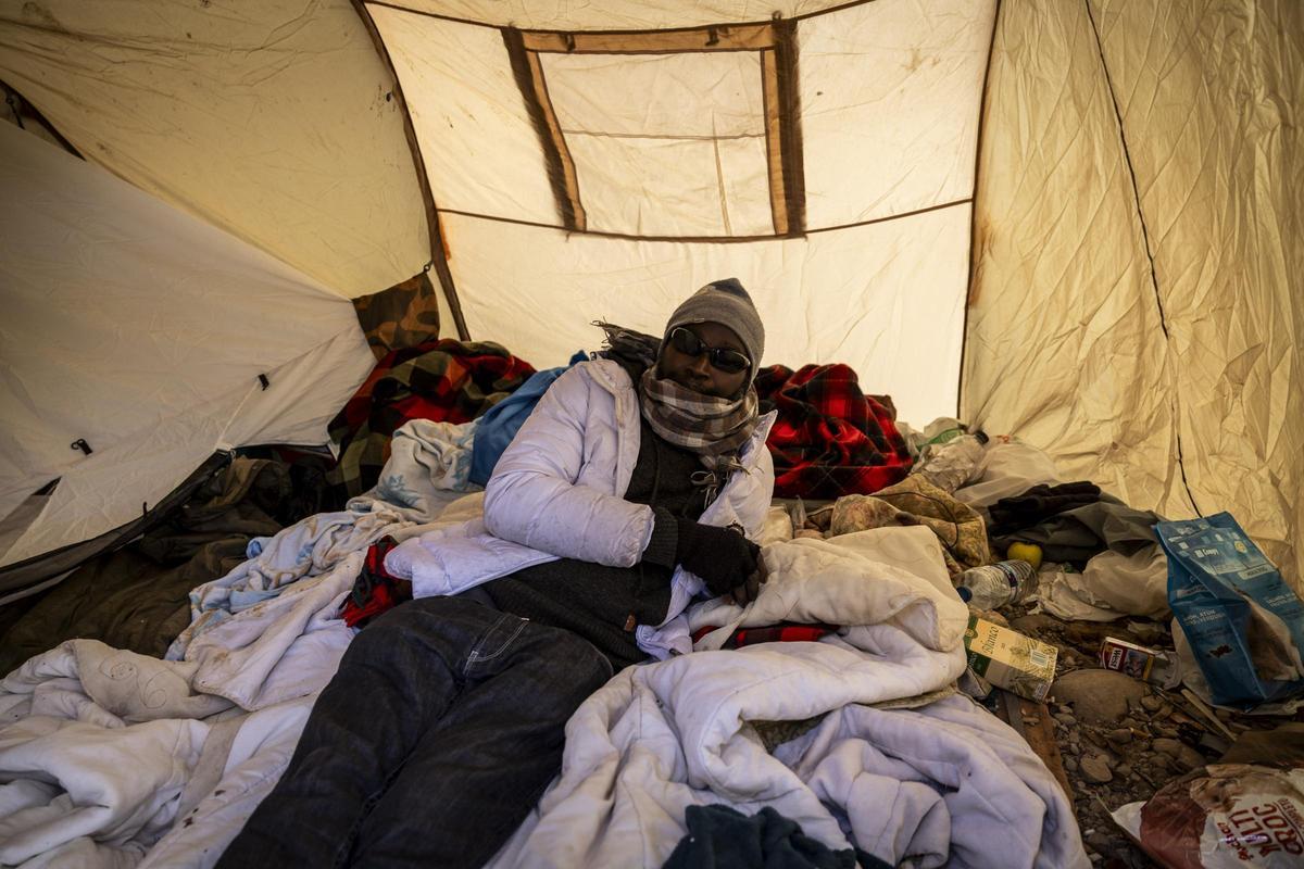 Personas sin hogar duermen bajo un puente en Zaragoza.