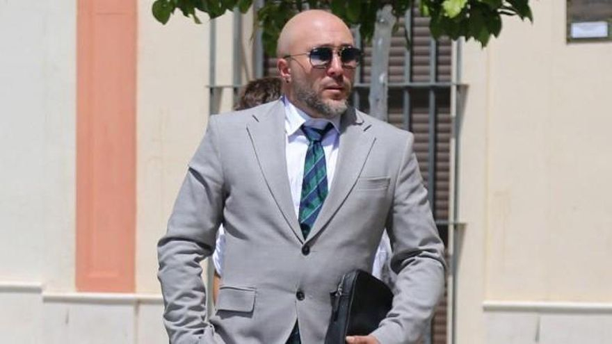 El comunicado urgente que ha publicado Kiko Rivera tras la polémica de su último videoclip: &quot;Yo no soy el camarero personal de nadie&quot;