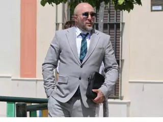 El comunicado urgente que ha publicado Kiko Rivera tras la polémica de su último videoclip: "Yo no soy el camarero personal de nadie"